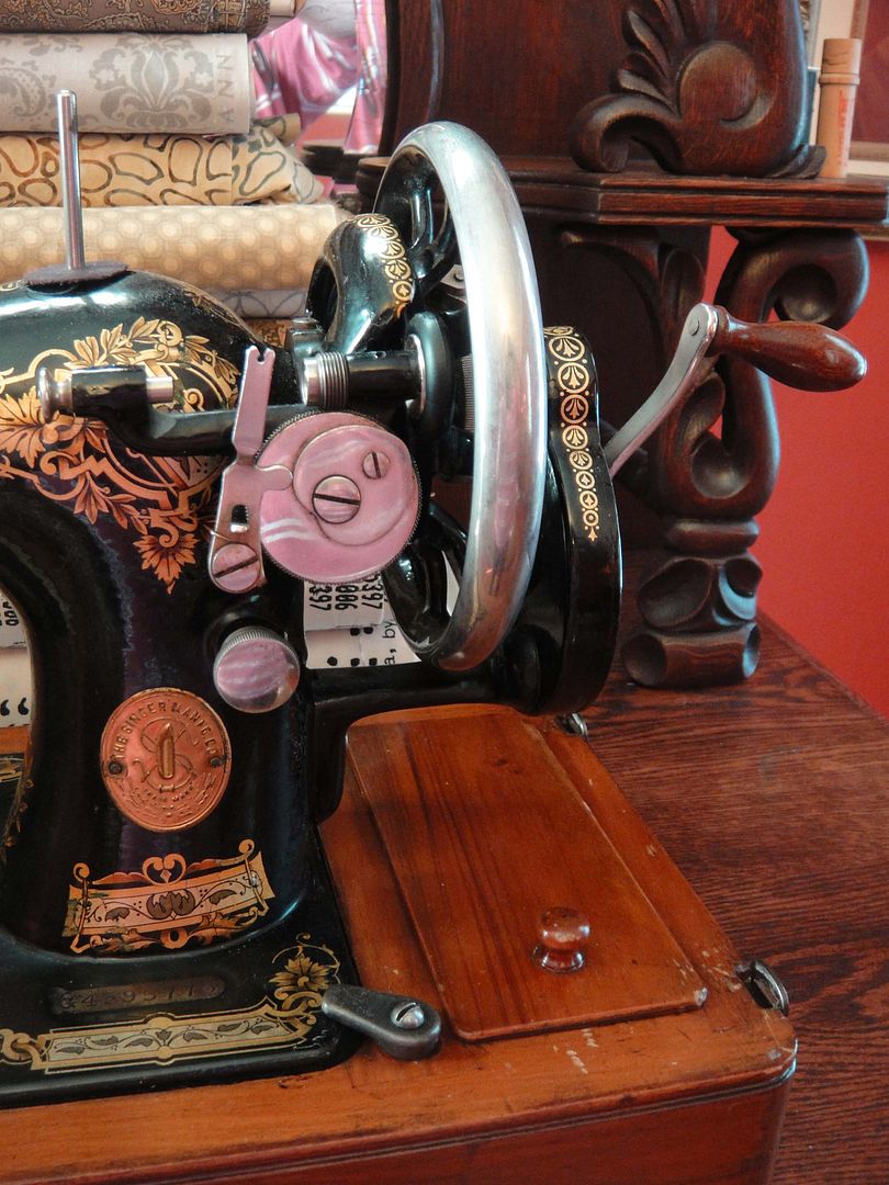 1893 Victorian Farmhouse 1916 Singer Hand Crank Sewing Machine